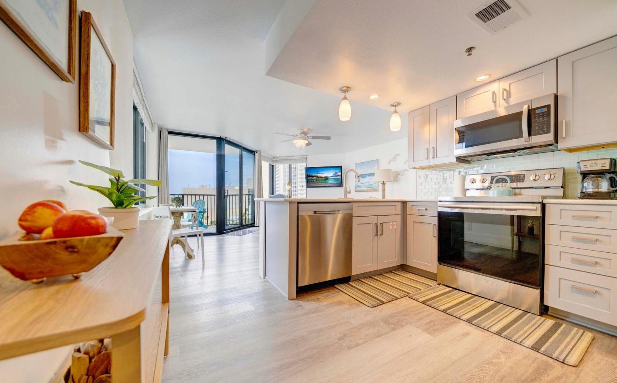 Sunbird Resort! Stunning Remodeled Beachfront Condo! Free Chair Service! By Dolce Pcb! Apartment *